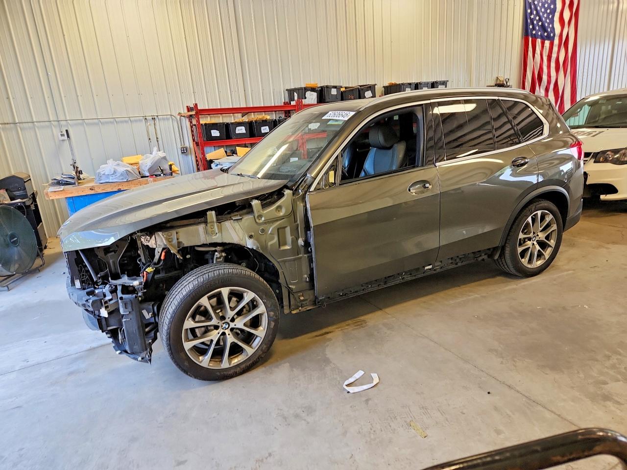 2020 BMW X5 xDrive40i, VIN 5UXCR6C02L9B78429 — Перед