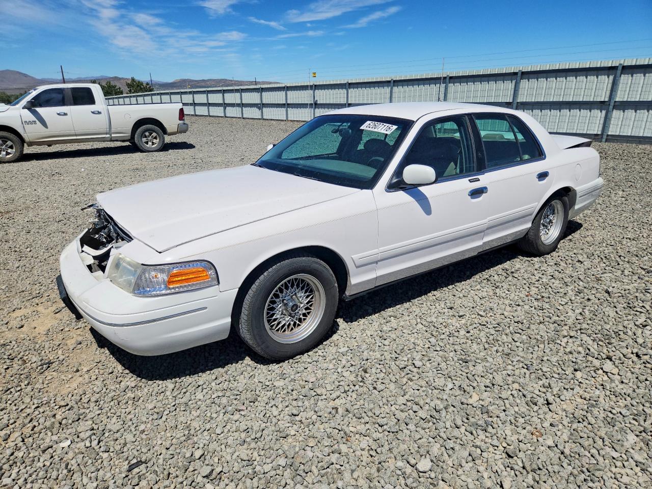 2002 Ford Crown Victoria LX, VIN 2FAFP74W02X152772 — Front end