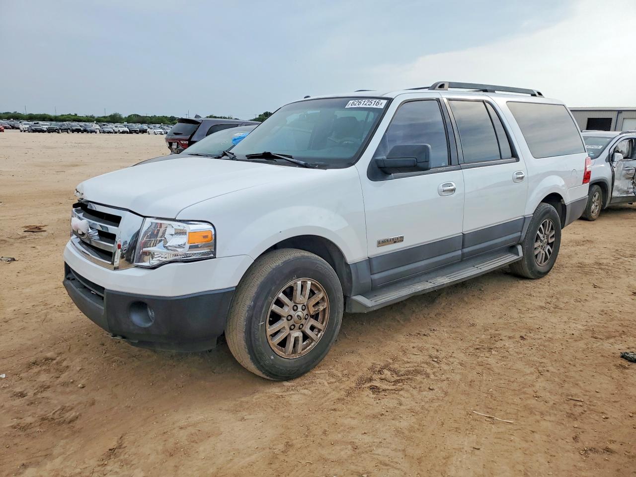 2007 Ford Expedition Max XLT, VIN 1FMFK155X7LA17620 — Front end