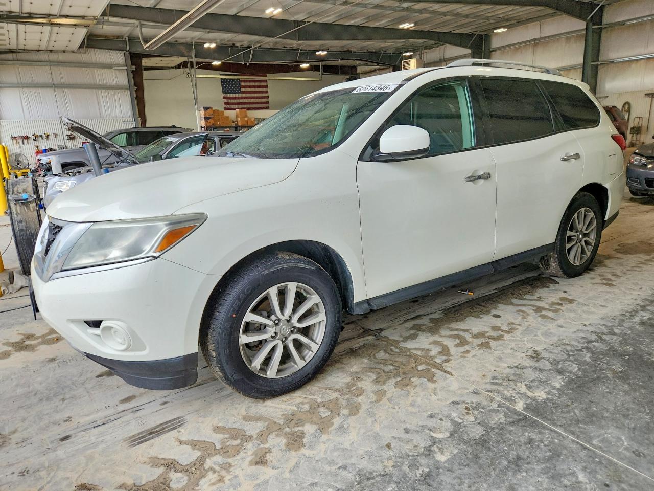2016 Nissan Pathfinder Platinum, VIN 5N1AR2MM9GC601883 — Rear end