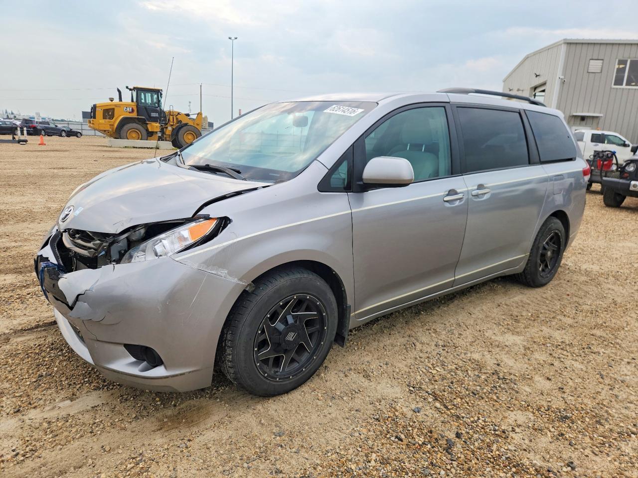 2014 Toyota Sienna LE, VIN 5TDKK3DC3ES483299 — Front end
