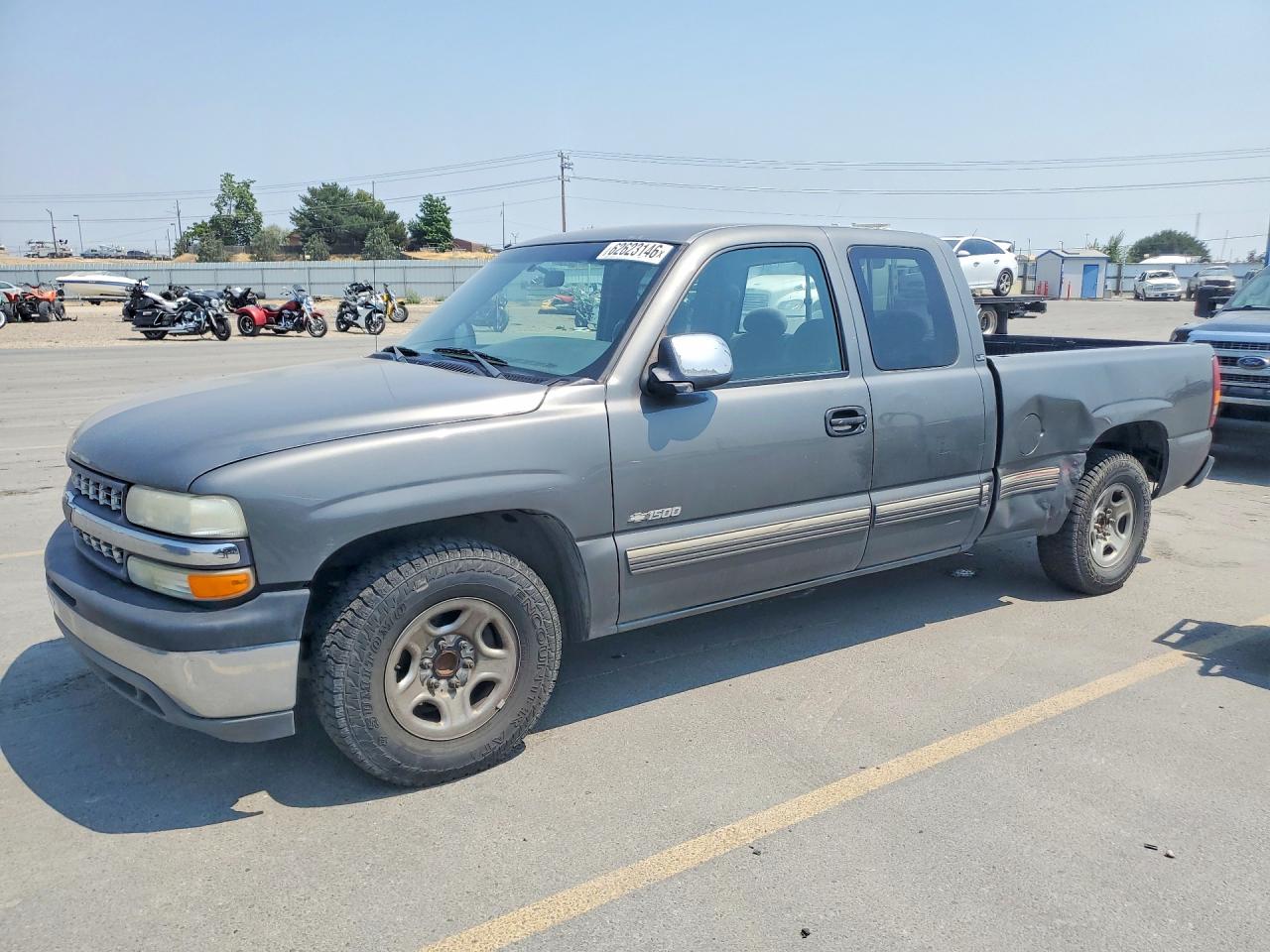 2002 Chevrolet Silverado 1500 LS, VIN 2GCEC19V121233975 — Бок