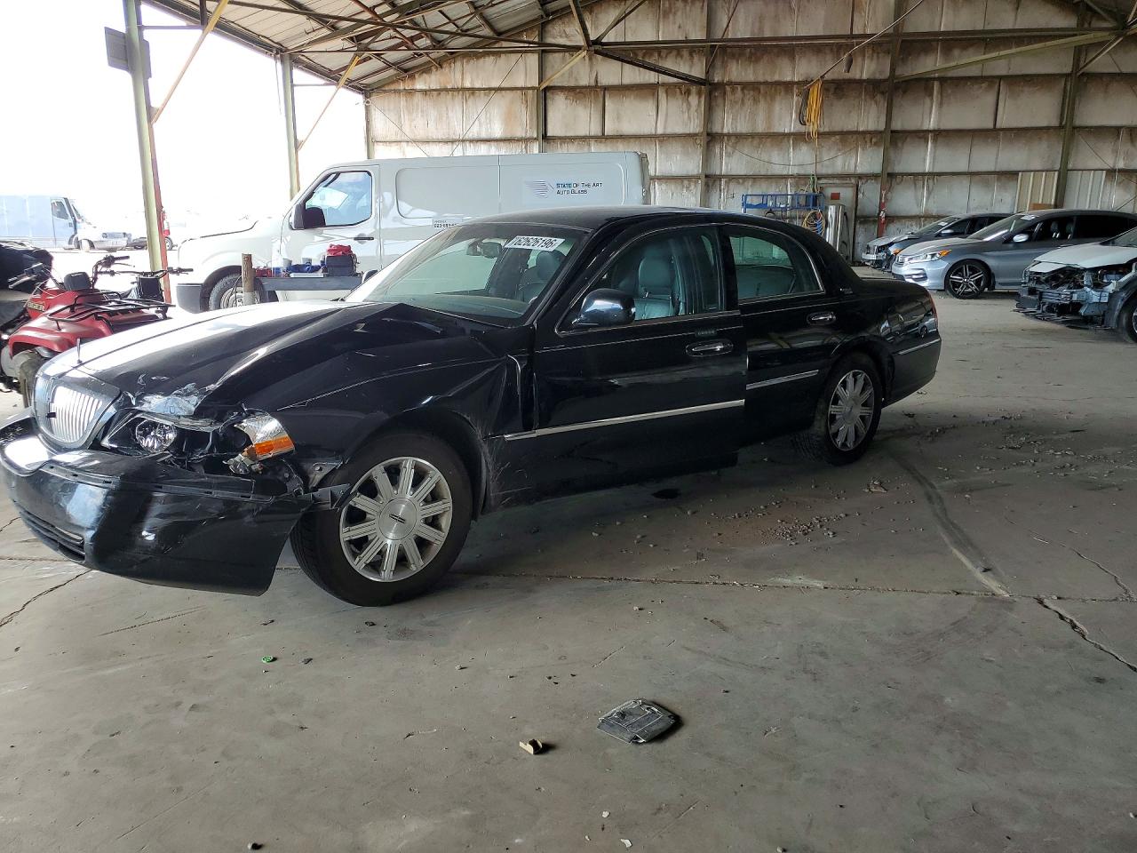 2009 Lincoln Town Car Signature Limited, VIN 2LNHM82V09X610697 — Front end