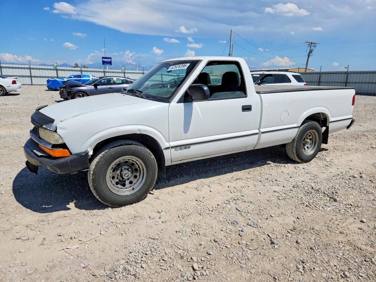 2000 Chevrolet S-10 LS, VIN 1GCCS14W5YK168969 — Front end