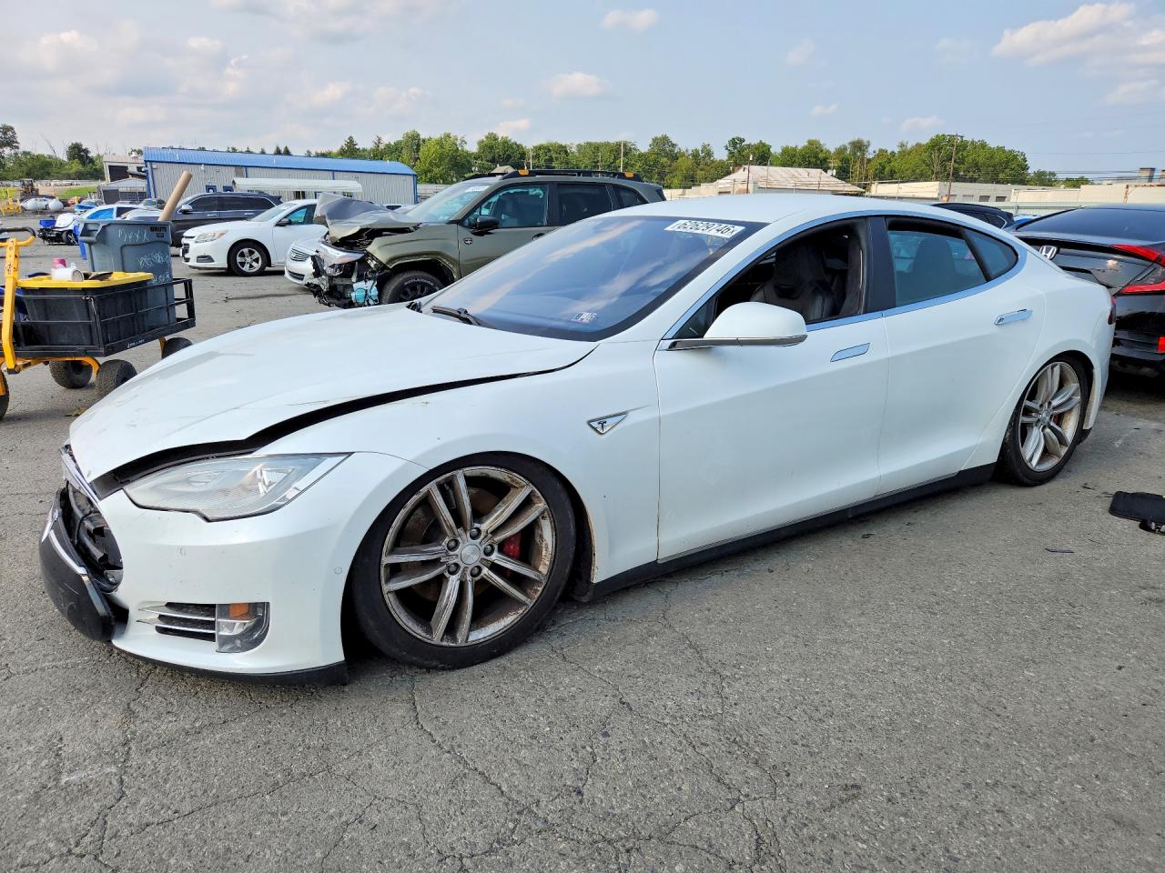2015 Tesla Model S 85D, VIN 5YJSA1H49FF098040 — Перед