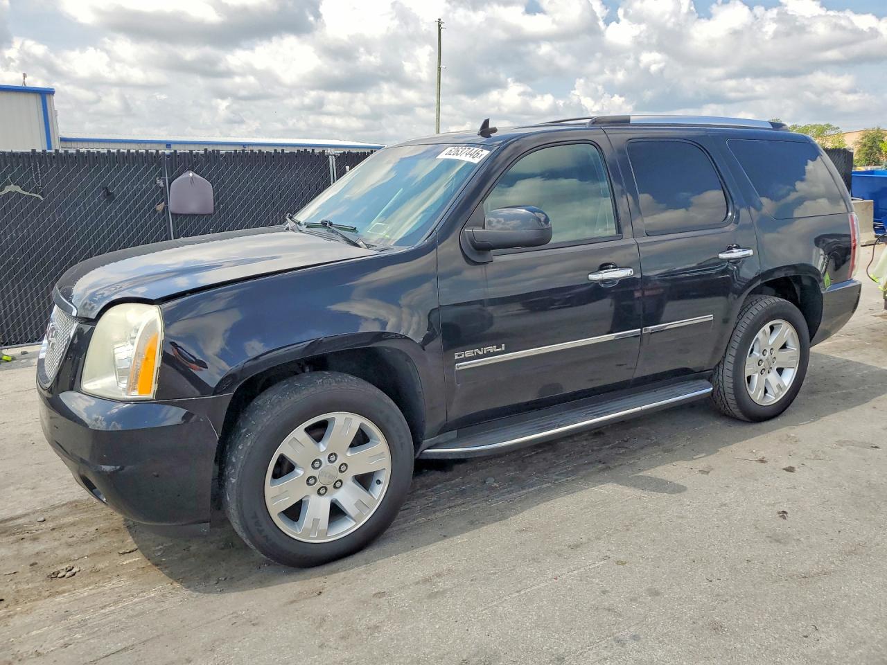 2012 GMC Yukon Denali, VIN 1GKS2EEF2CR186612 — Side