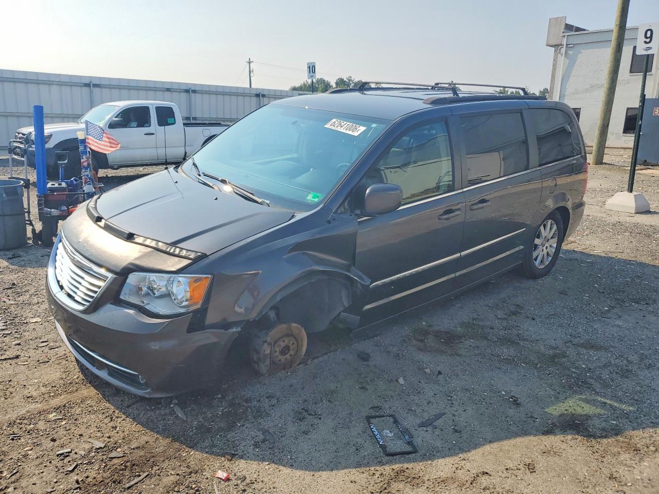 2016 Chrysler Town & Country Touring, VIN 2C4RC1BG6GR238515 — Front end
