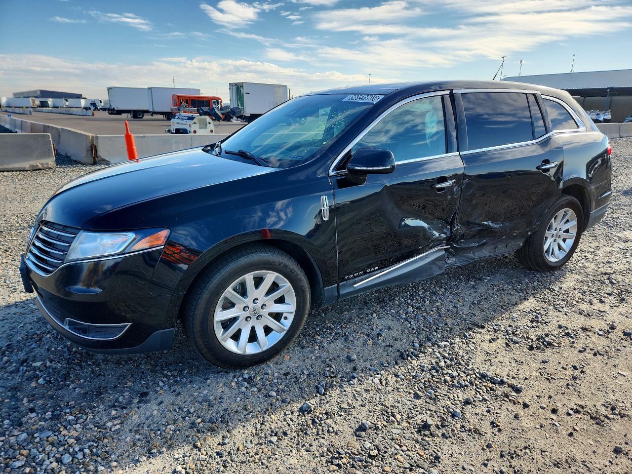 2017 Lincoln MKT, VIN 2LMHJ5NK7HBL00376 — Бок