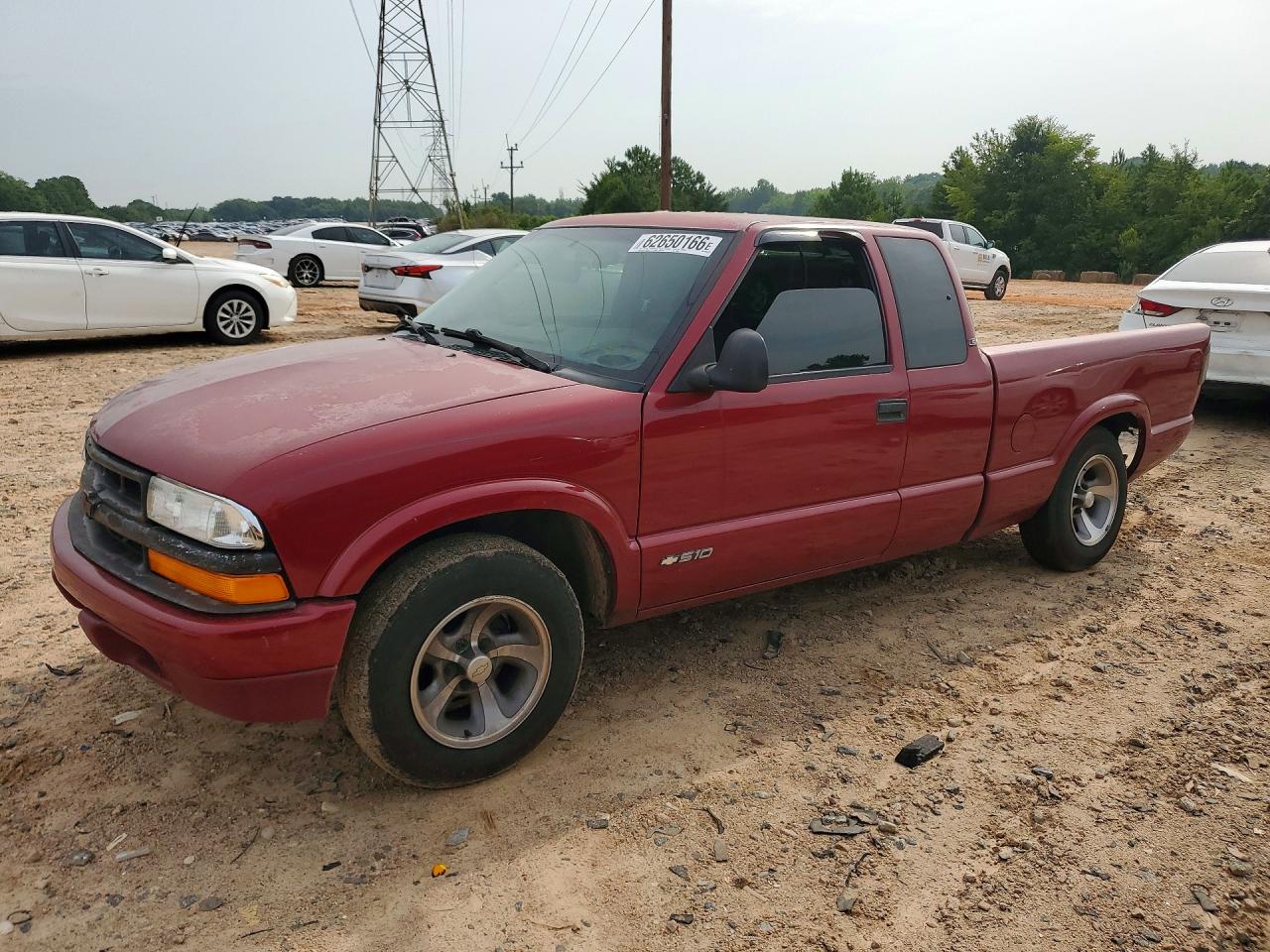1998 Chevrolet S-10 LS, VIN 1GCCS19X8WK104598 — Front end