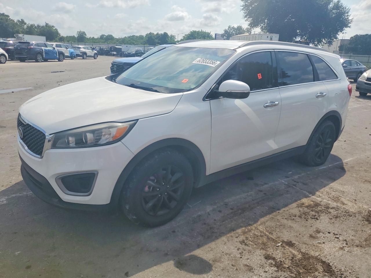 2016 Kia Sorento LX, VIN 5XYPG4A53GG163550 — Зад