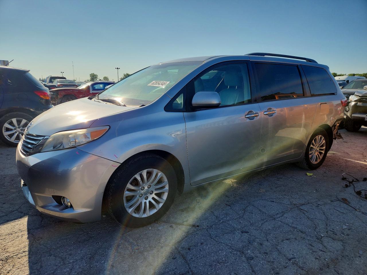 2016 Toyota Sienna XLE Premium, VIN 5TDYK3DC0GS761329 — Rear end