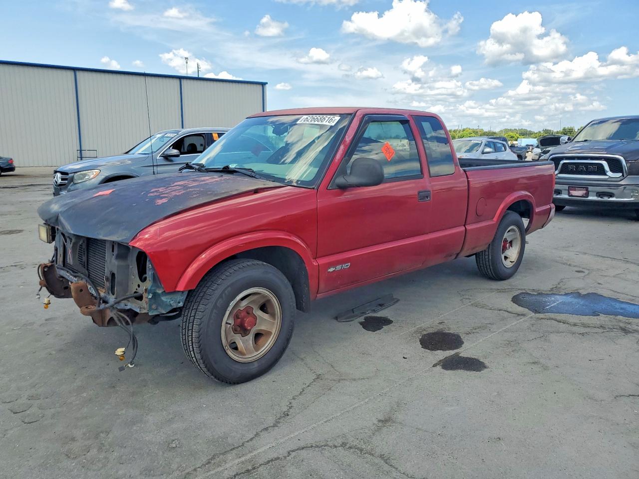 1995 Chevrolet S-10 LS, VIN 1GCCS19Z8S8121457 — Front end
