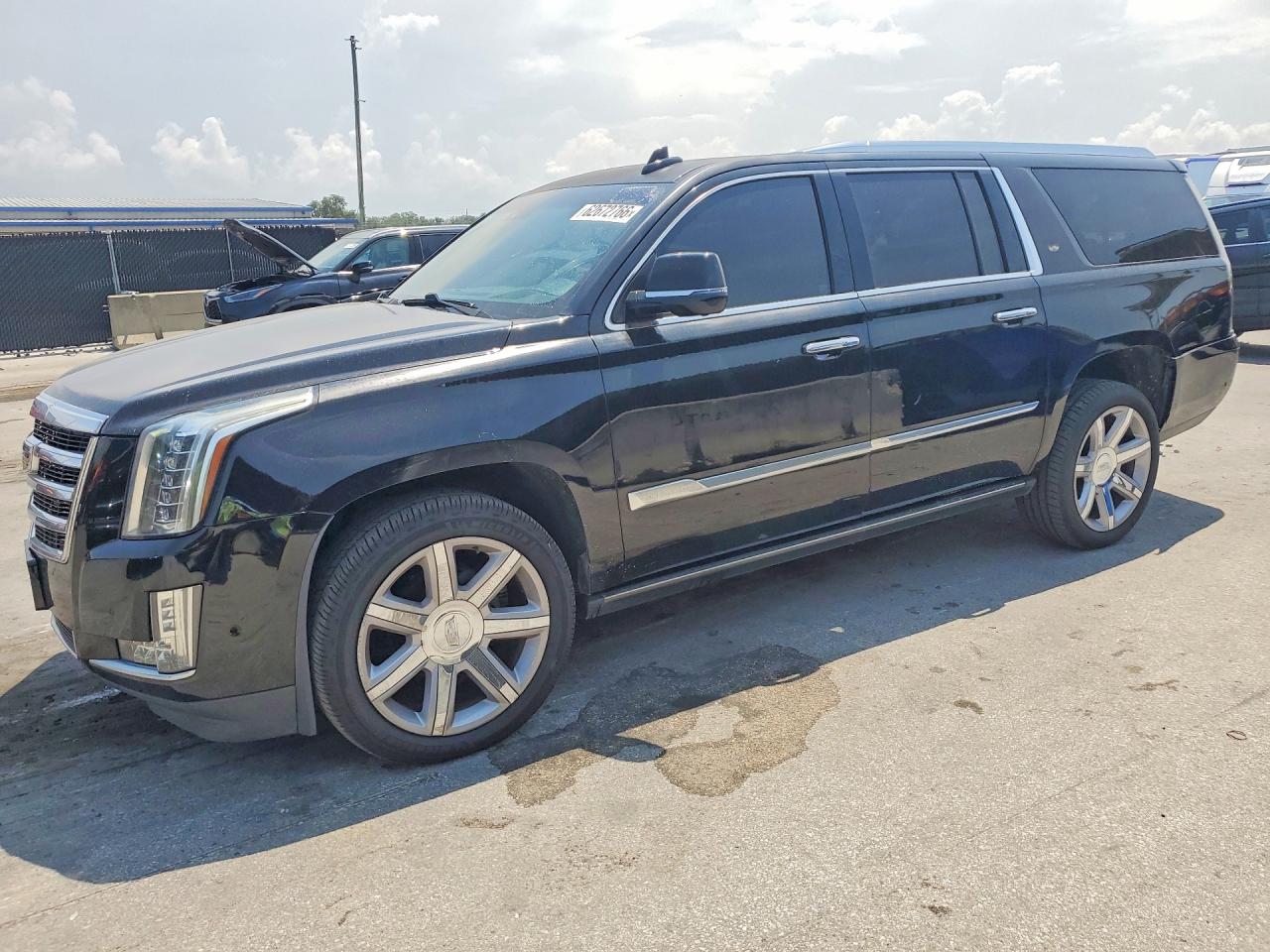 2017 Cadillac Escalade ESV Premium Luxury, VIN 1GYS4JKJ3HR264162 — Minor dents and scratches