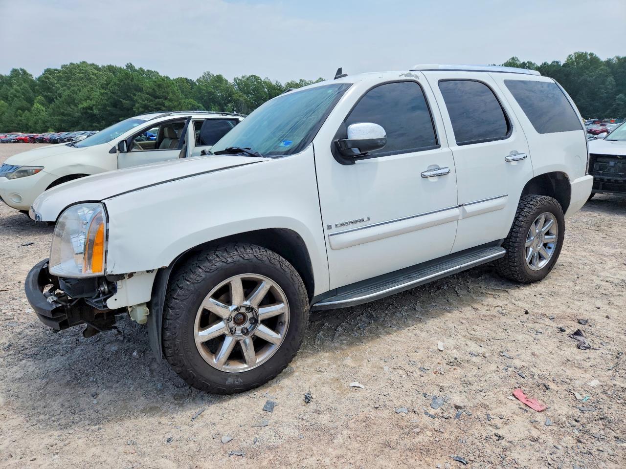 2008 GMC Yukon Denali, VIN 1GKFK63818J132848 — Перед