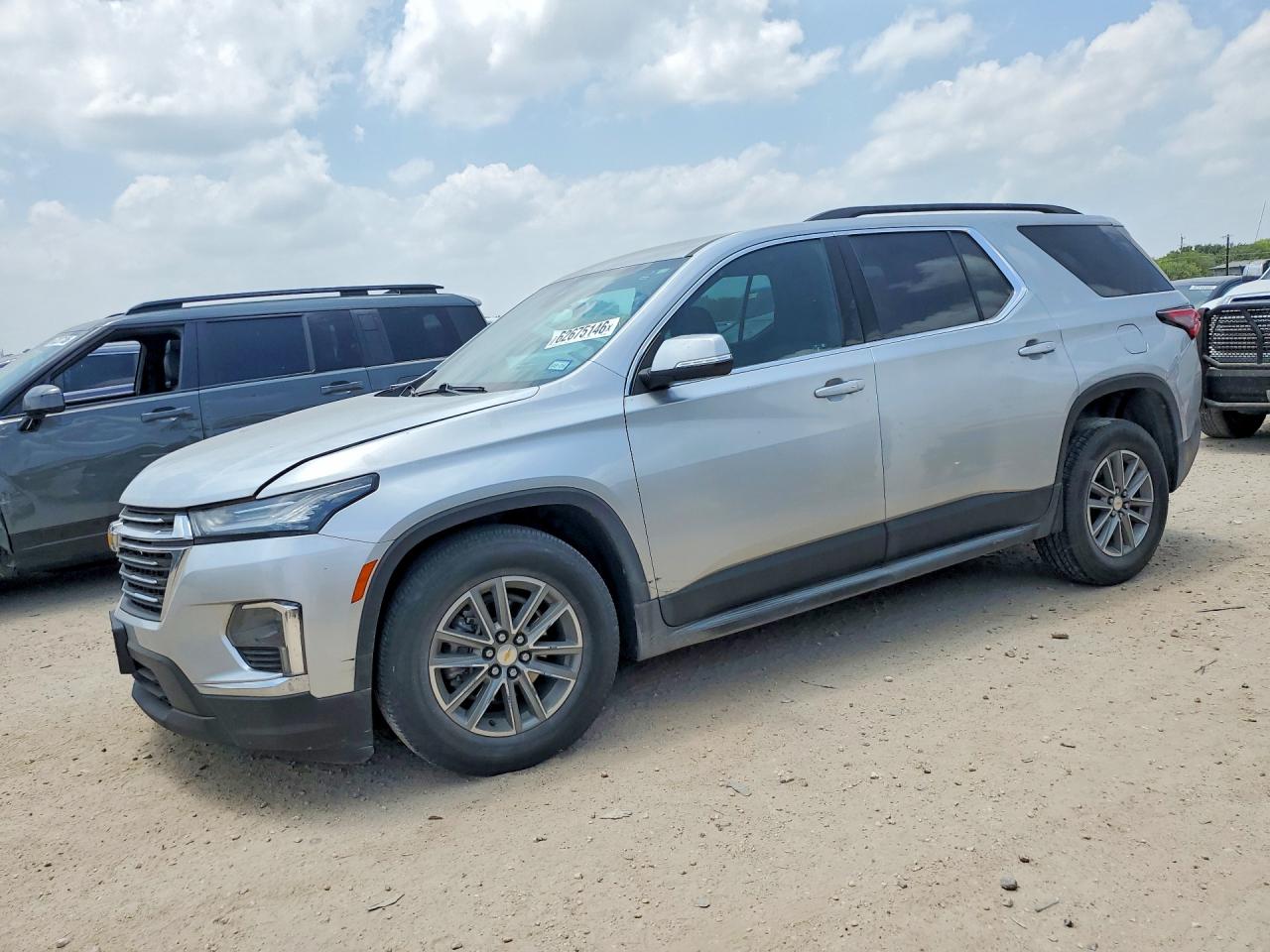 2022 Chevrolet Traverse LT Cloth, VIN 1GNERGKW2NJ153641 — Front end