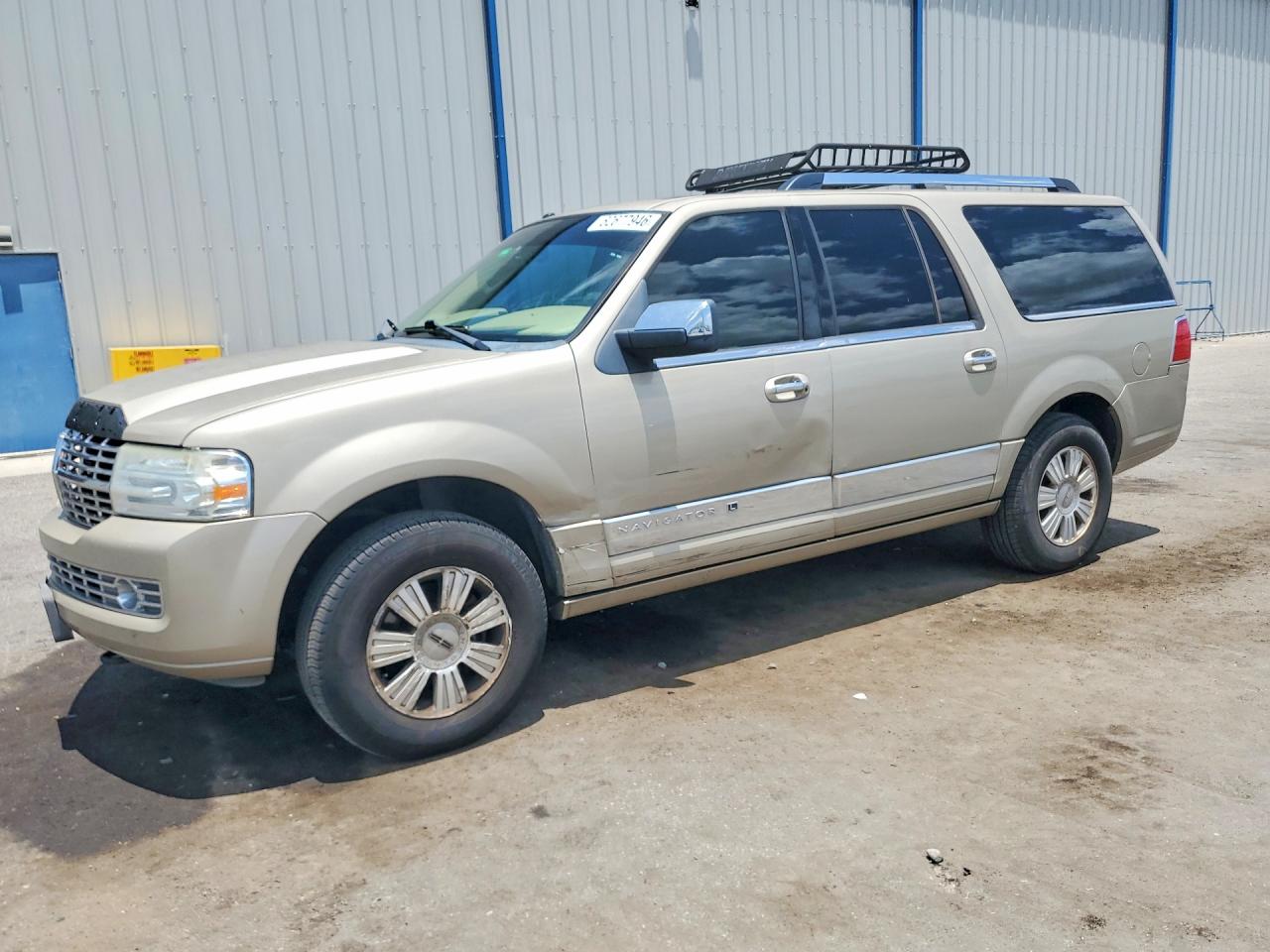 2007 Lincoln Navigator, VIN 5LMFL285X7LJ24176 — Side