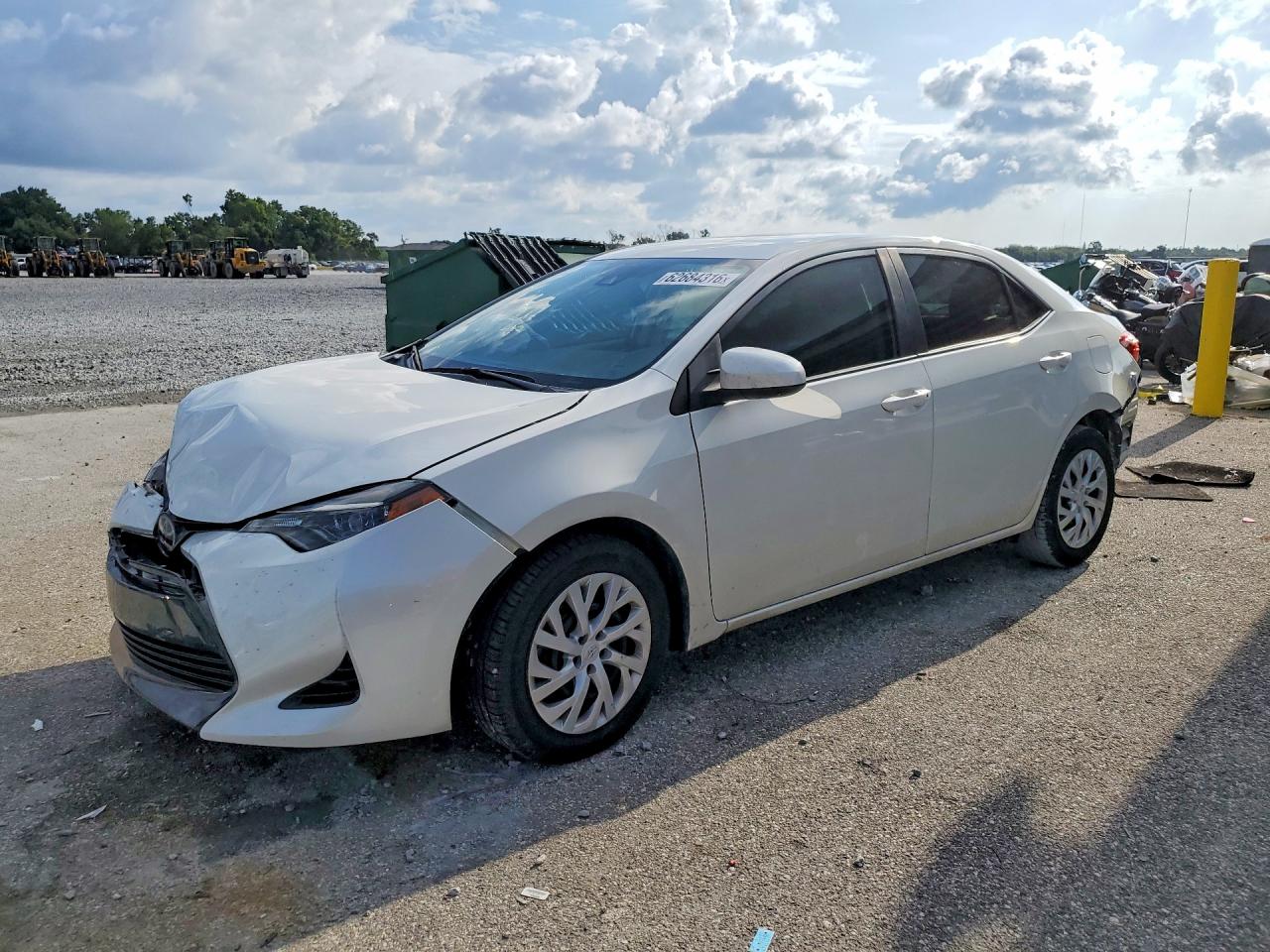 2018 Toyota Corolla SE, VIN 5YFBURHE0JP779506 — Front end