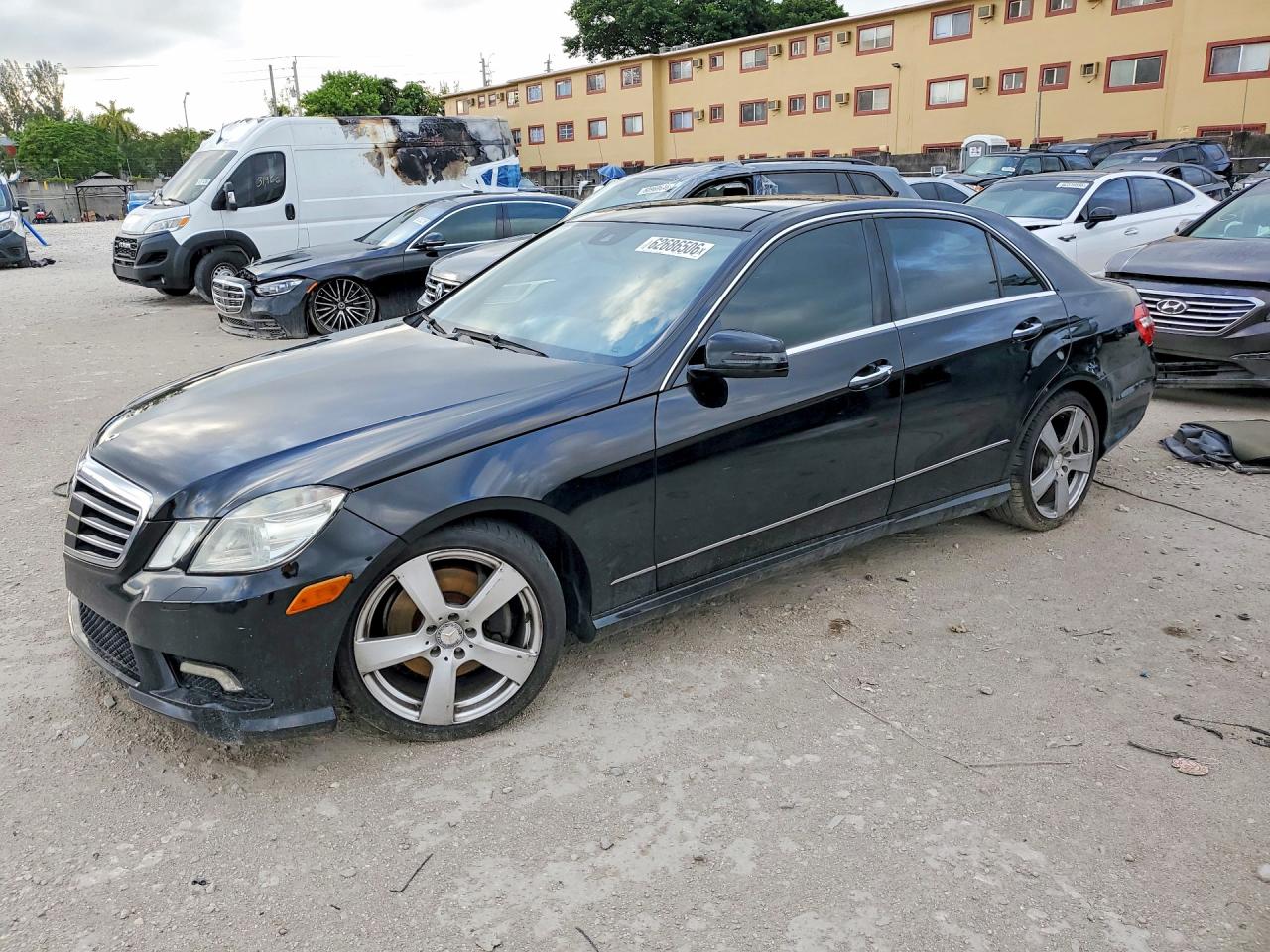 2011 Mercedes-Benz E 350 Luxury, VIN WDDHF5GB6BA290978 — Minor dents and scratches