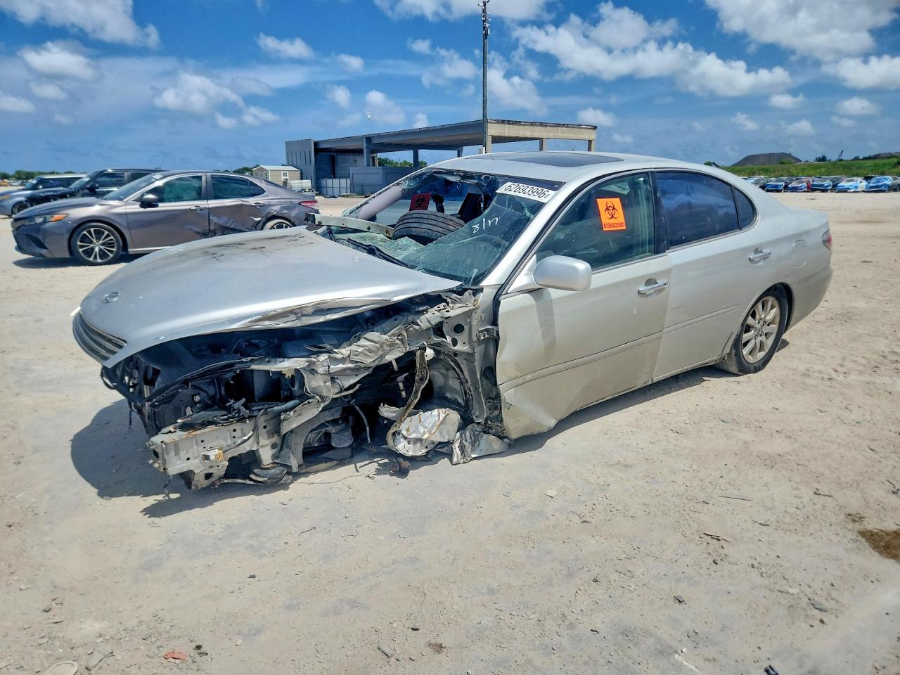 2002 Lexus ES 300, VIN JTHBF30G820016762 — Front end