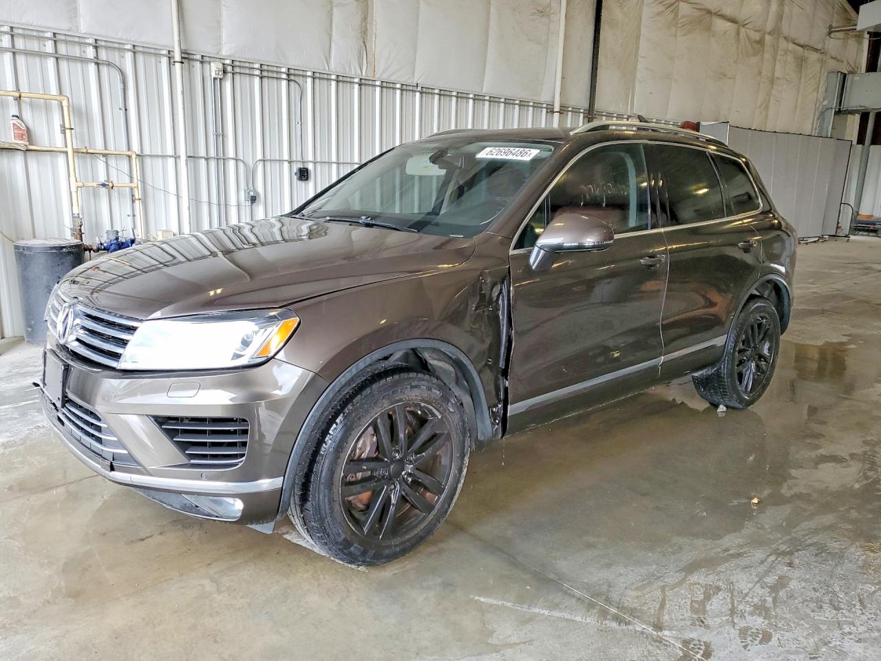 2015 Volkswagen Touareg Lux, VIN WVGEF9BP8FD006824 — Front end