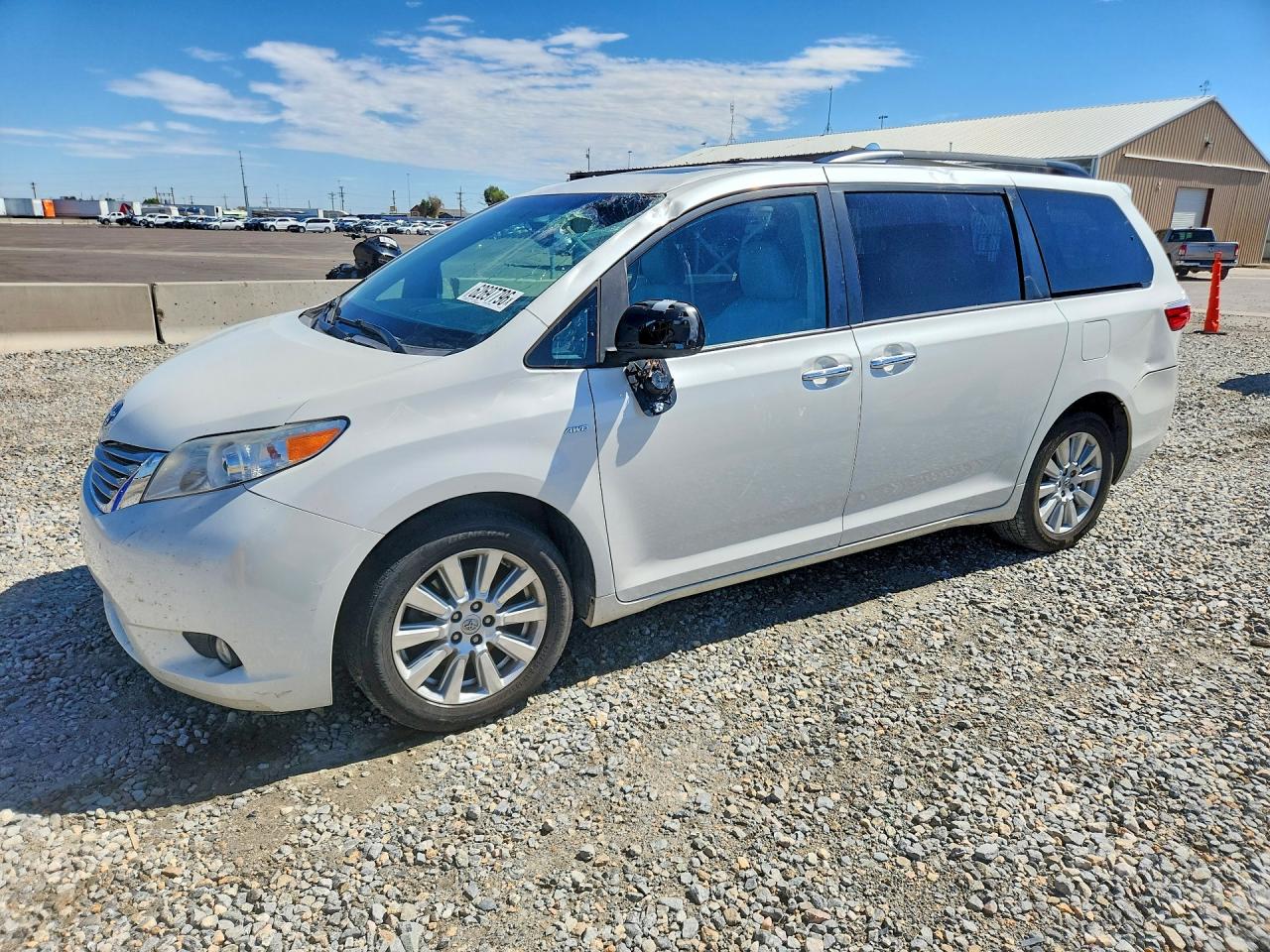 2017 Toyota Sienna XLE, VIN 5TDDZ3DC2HS157020 — Rear end