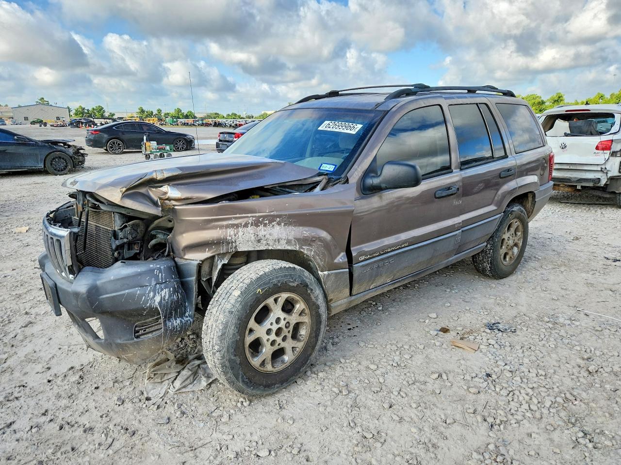 2001 Jeep Grand Cherokee Laredo, VIN 1J4GW48S71C657740 — Front end