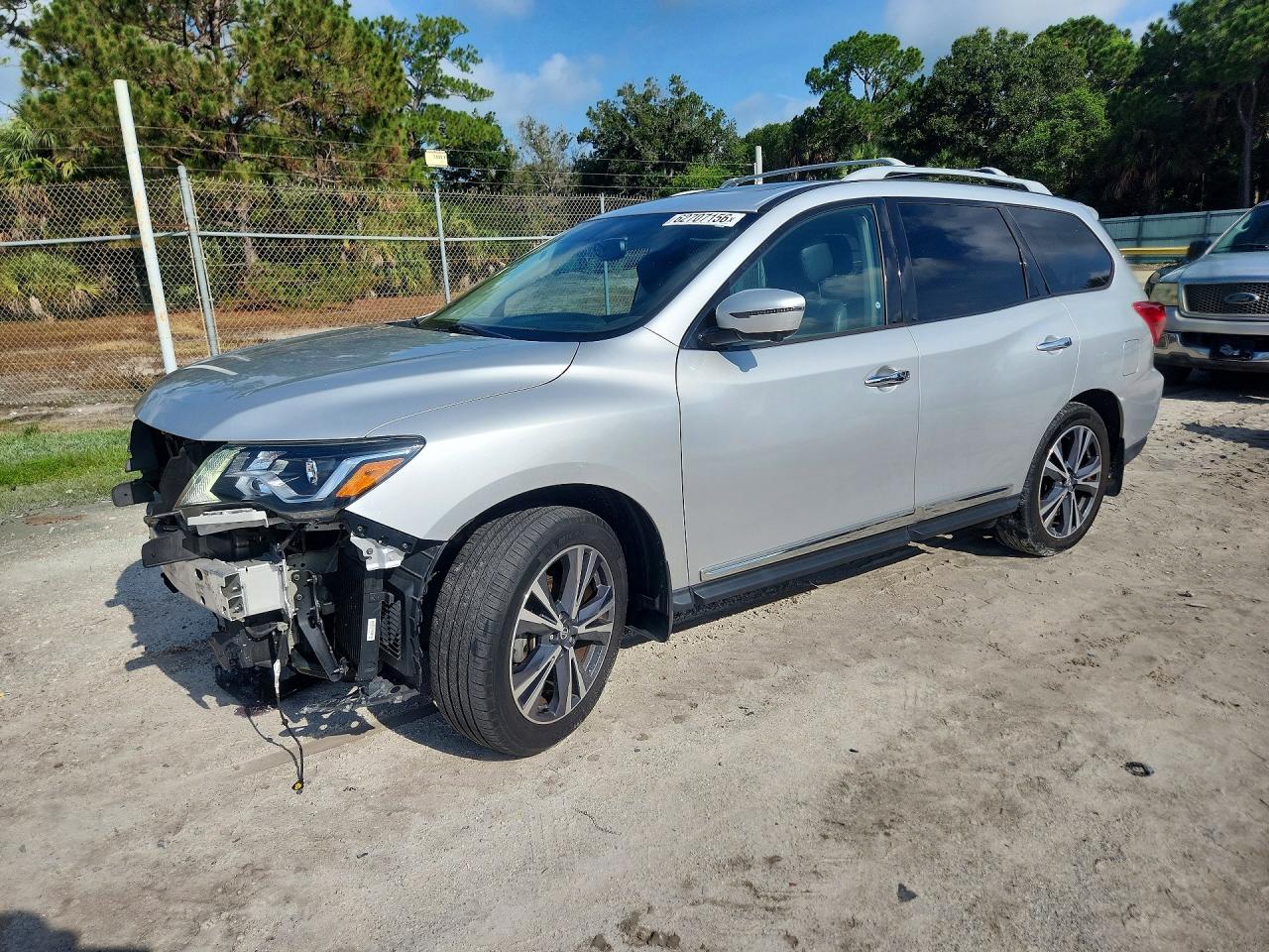 2020 Nissan Pathfinder Platinum, VIN 5N1DR2DM8LC576269 — Front end