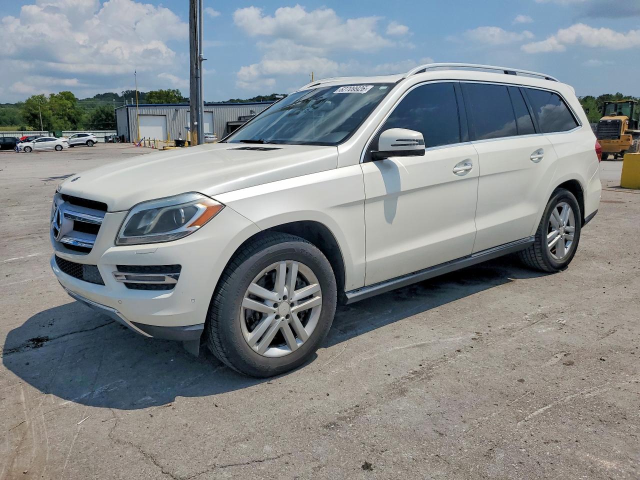 2013 Mercedes-Benz GL 450, VIN 4JGDF7CE2DA264137 — Minor dents and scratches