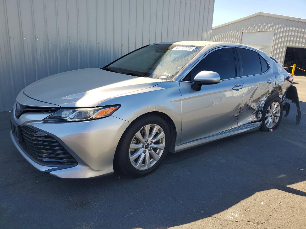 2018 Toyota Camry SE, VIN 4T1B11HK6JU081982 — Зад