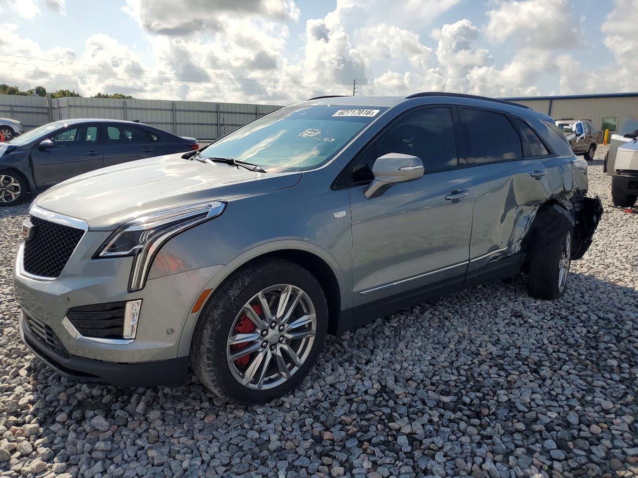 2023 Cadillac XT5 AWD Sport, VIN 1GYKNGRS1PZ118159 — Бок