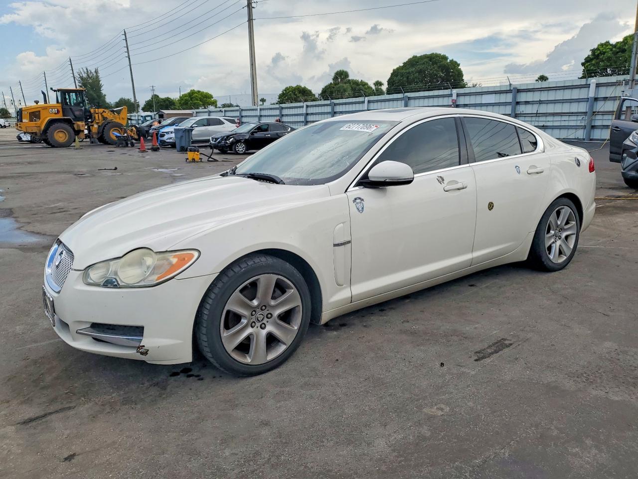 2010 Jaguar XF Luxury, VIN SAJWA0FA4AHR53984 — Side