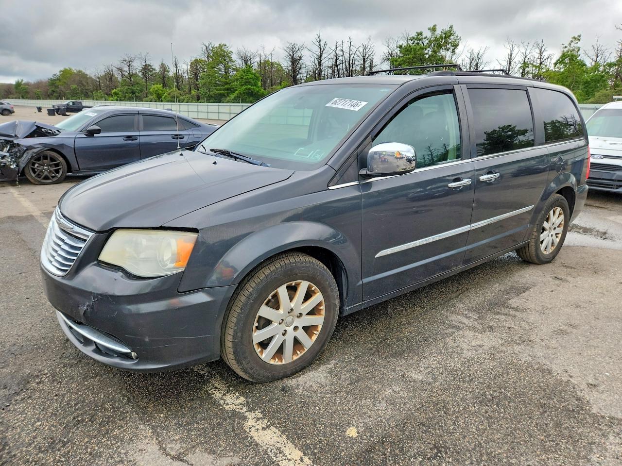 2011 Chrysler Town & Country Touring L, VIN 2A4RR8DG5BR613236 — Minor dents and scratches
