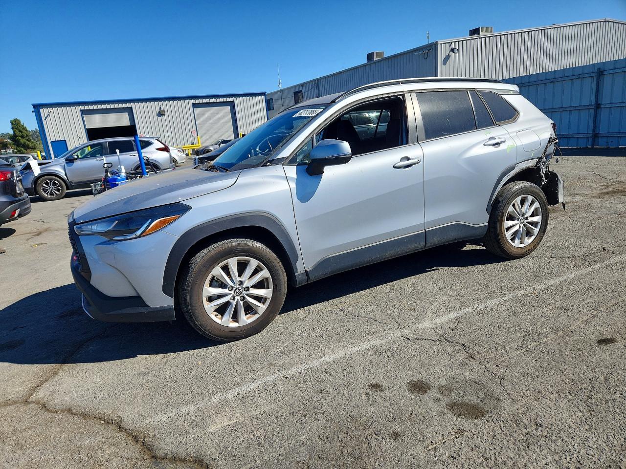 2022 Toyota Corolla Cross LE, VIN 7MUCAAAG0NV008511 — Side
