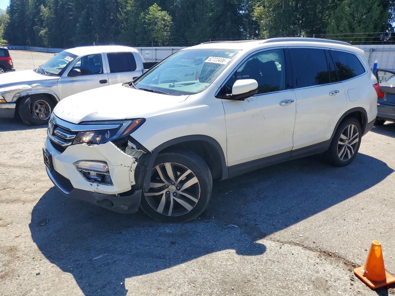 2017 Honda Pilot Touring, VIN 5FNYF6H94HB003049 — Front end