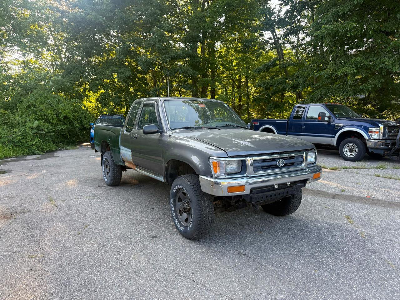 1993 Toyota Pickup DX, VIN 4TARN13P1PZ149493 — Minor dents and scratches