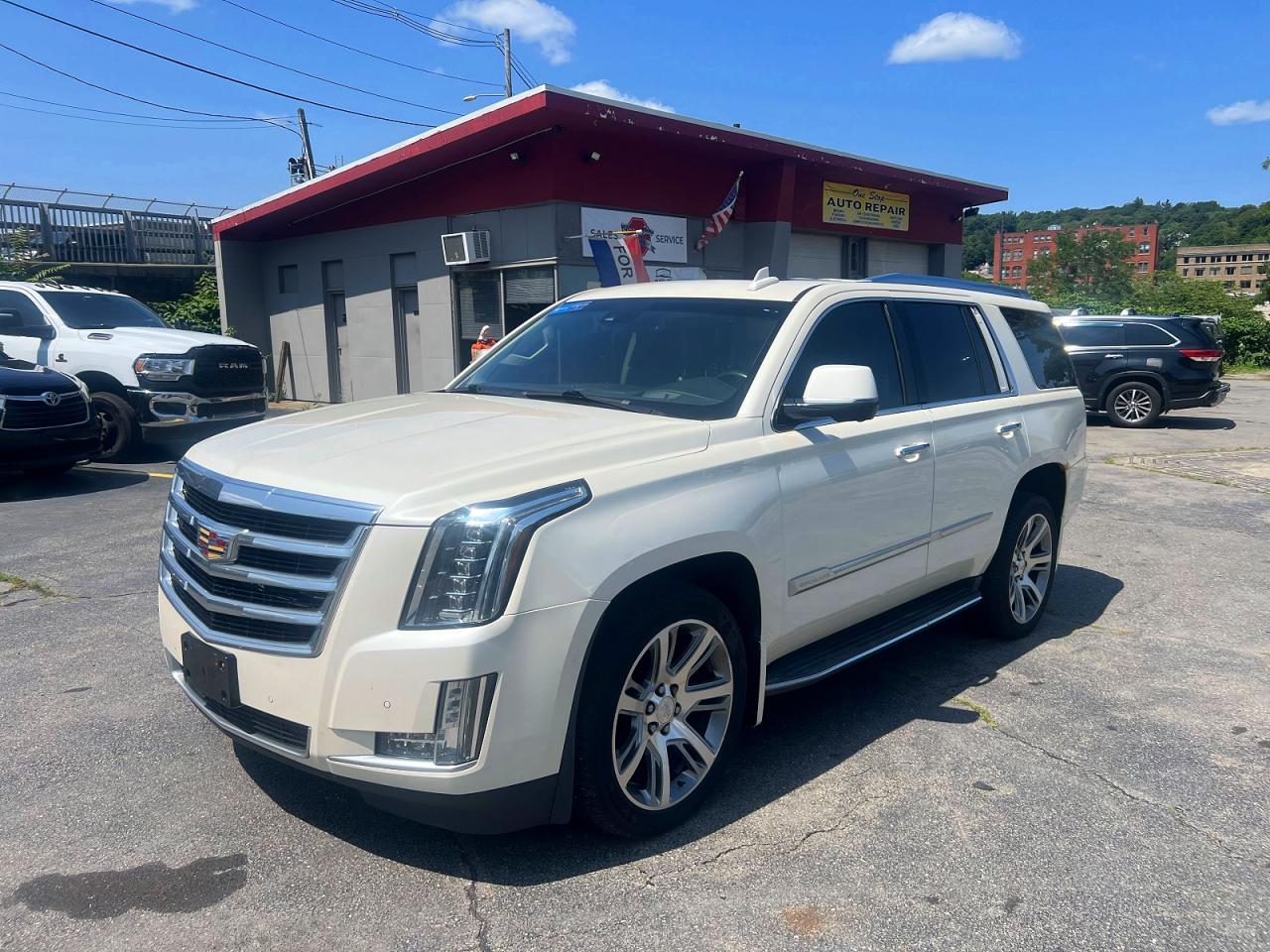 2015 Cadillac Escalade Premium, VIN 1GYS4NKJ2FR678120 — Minor dents and scratches