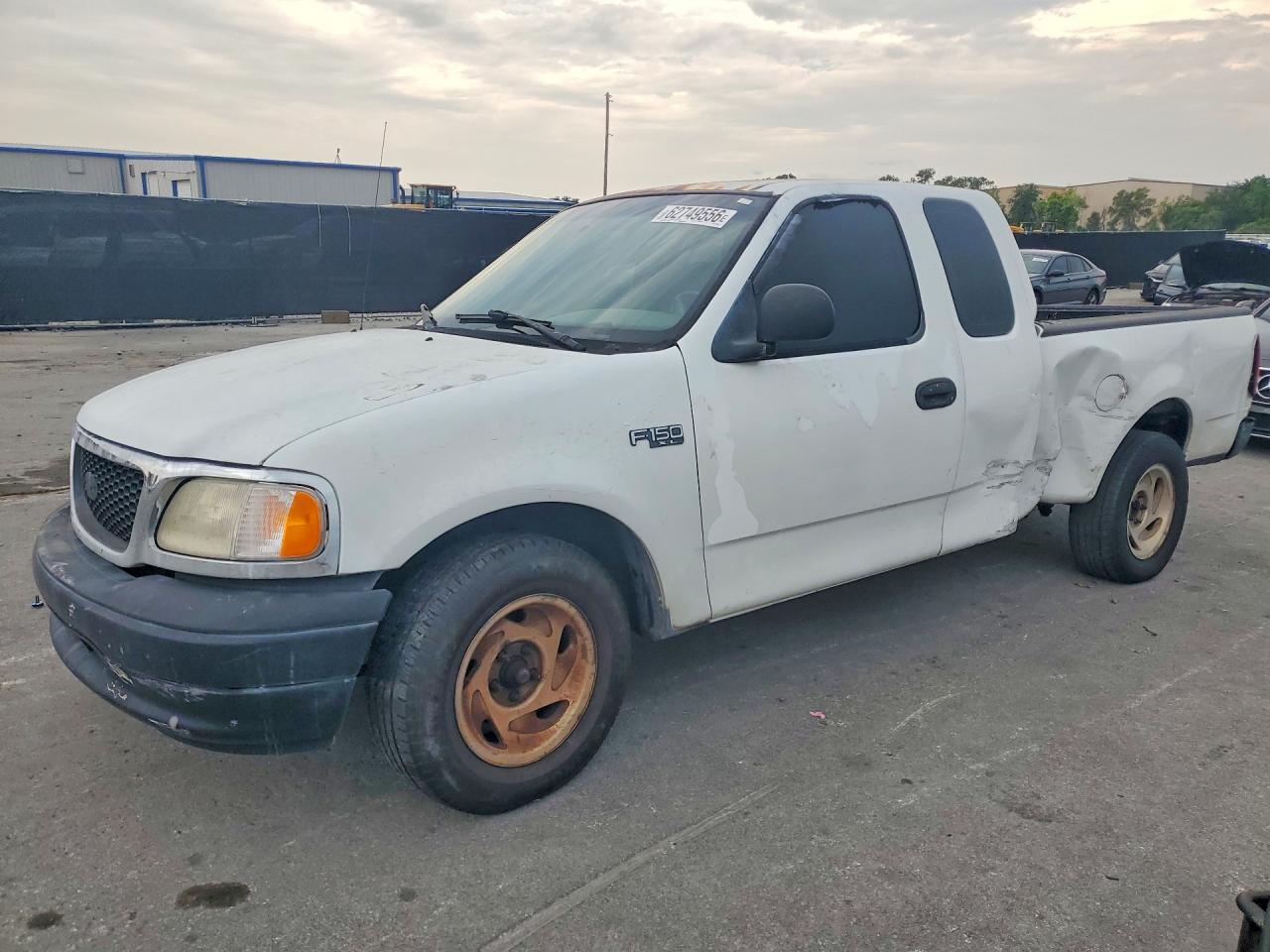 2004 Ford F-150 XL, VIN 2FTRX17244CA03398 — Бок