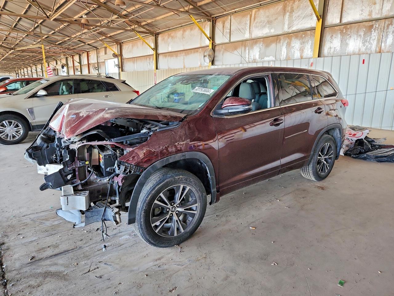 2017 Toyota Highlander LE, VIN 5TDBZRFH7HS467148 — Front end