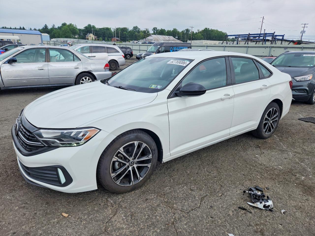 2022 Volkswagen Jetta Sport, VIN 3VWBM7BU7NM032631 — Front end
