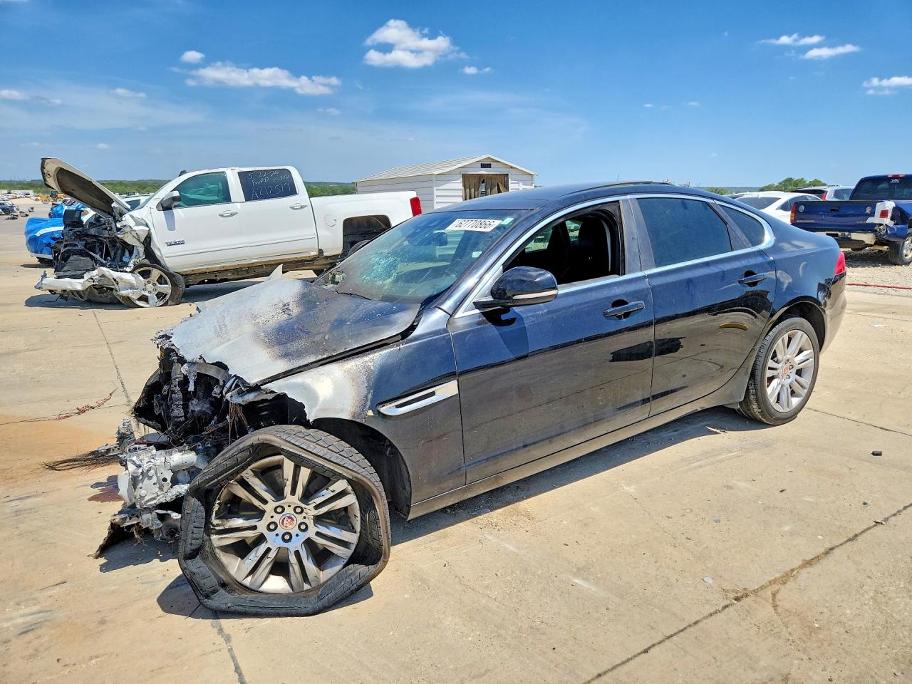 2016 Jaguar XF 35t Premium, VIN SAJBJ4BV4GCY17861 — Пожар в моторном отсеке