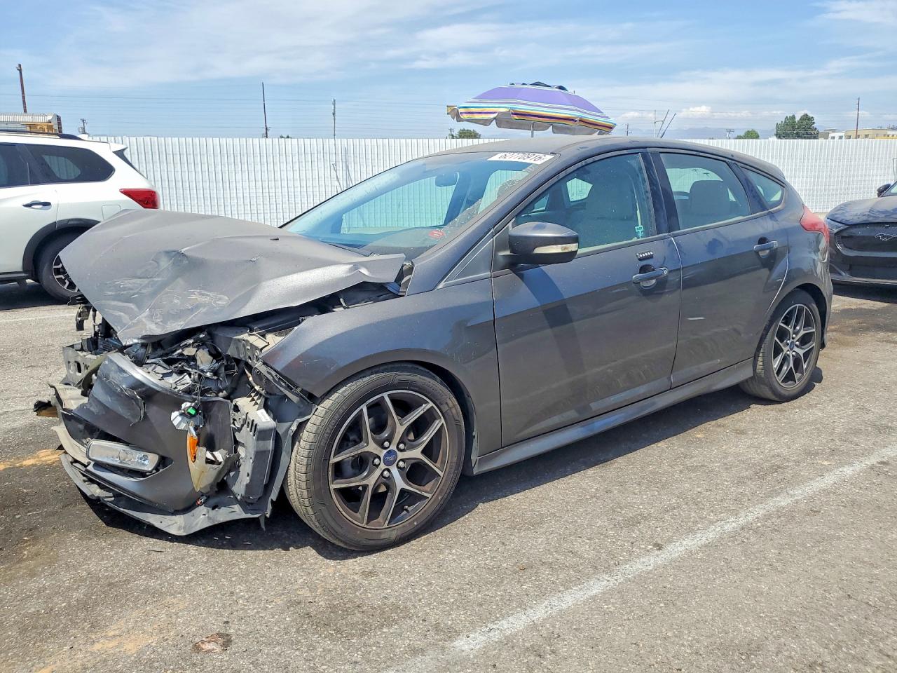 2016 Ford Focus SE, VIN 1FADP3K29GL203464 — Front end