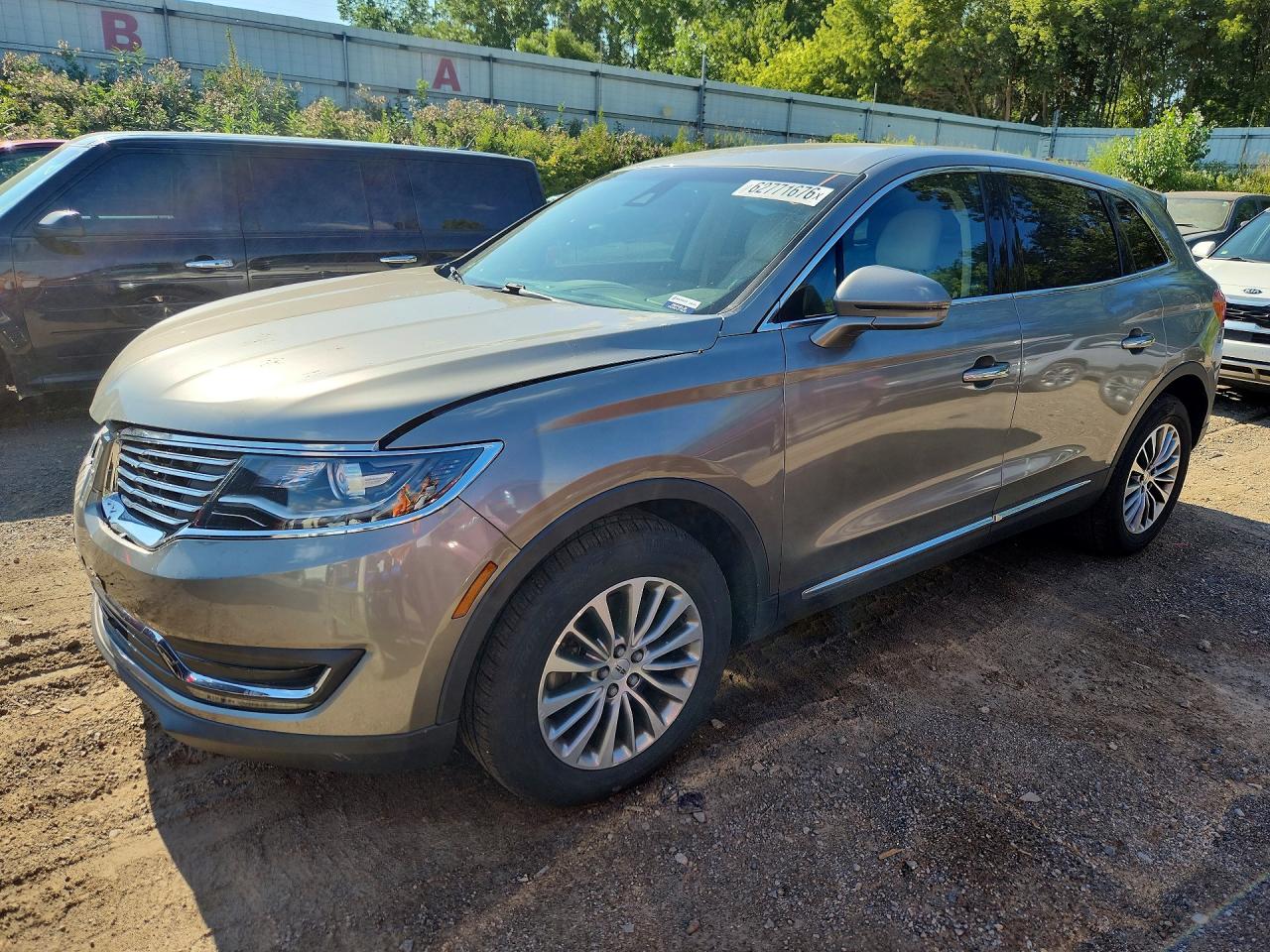 2016 Lincoln MKX Select, VIN 2LMTJ8KPXGBL43734 — Front end