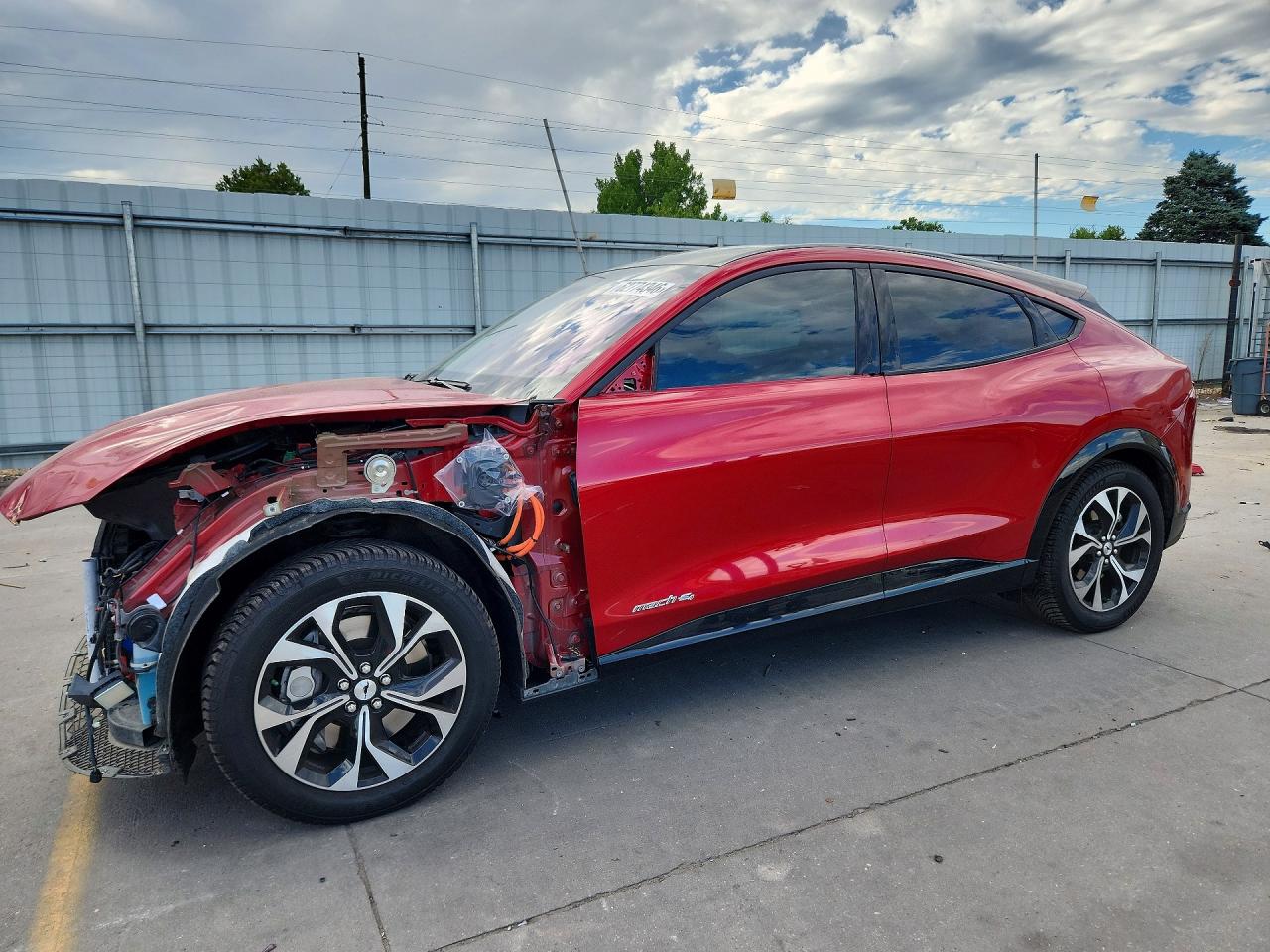 2022 Ford Mustang Mach-E Premium, VIN 3FMTK3SS6NMA57939 — Front end