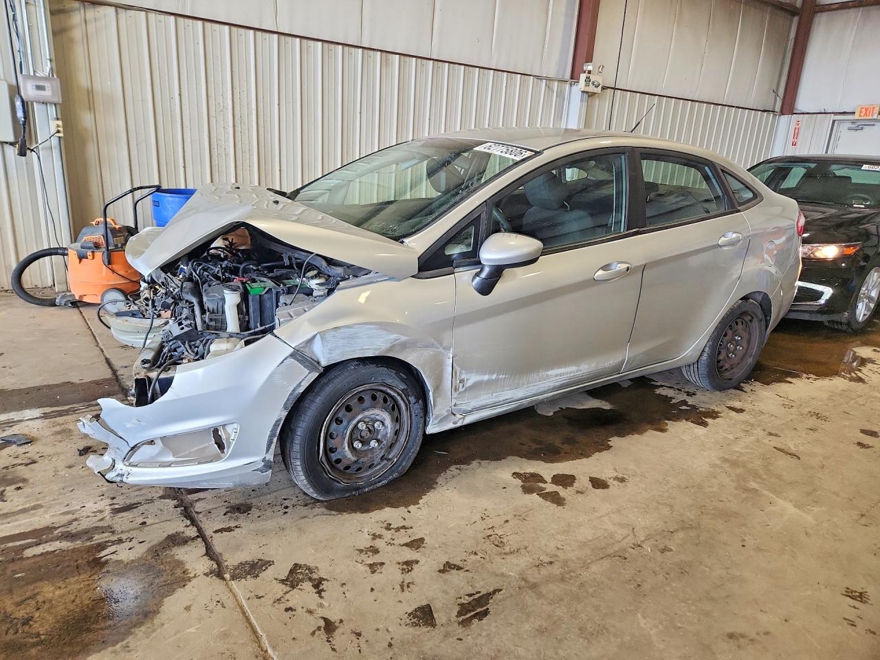 2016 Ford Fiesta S, VIN 3FADP4AJ0GM142437 — Перед