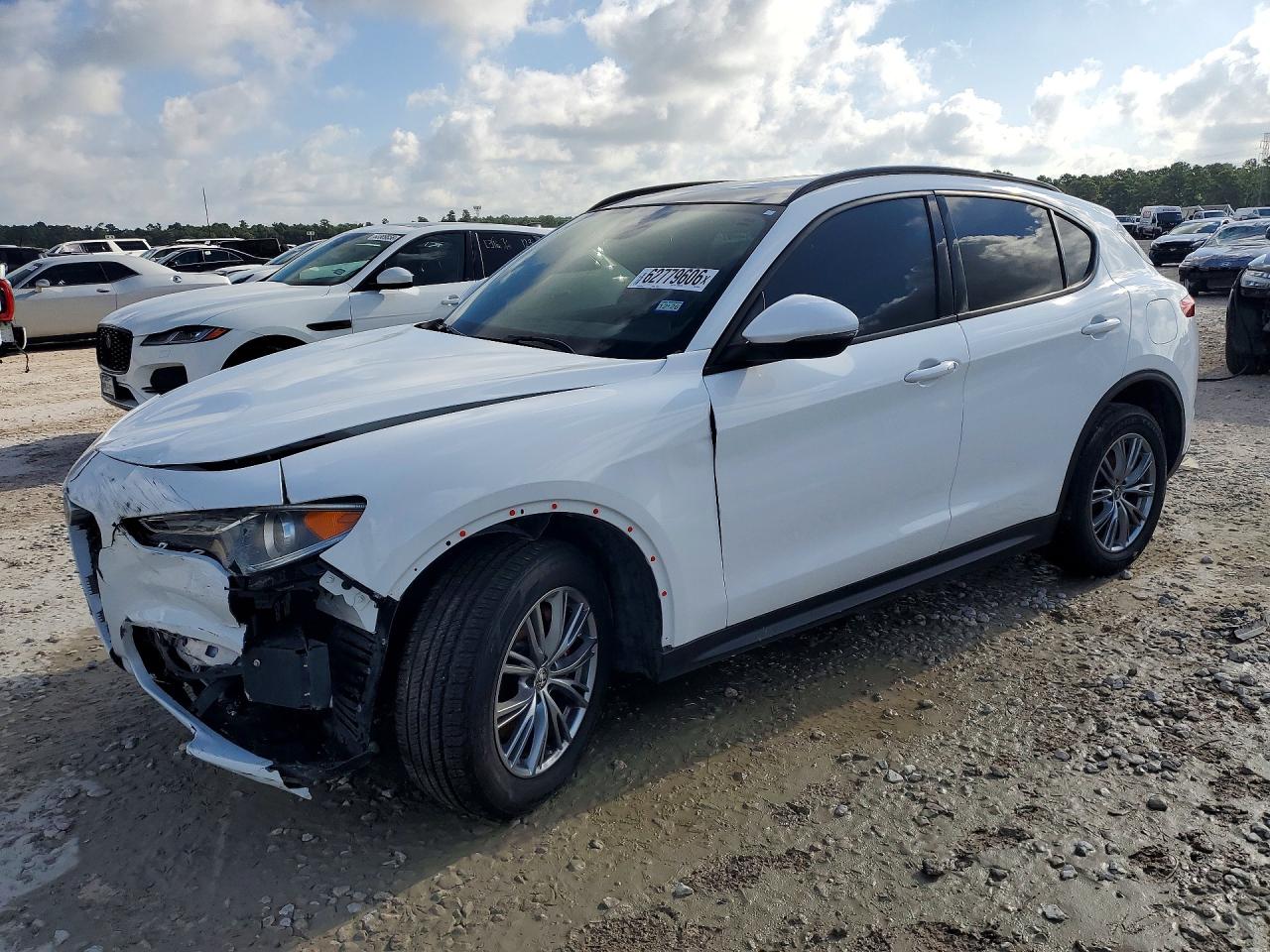 2022 Alfa Romeo Stelvio Sprint, VIN ZASPAJANXN7D26857 — Front end