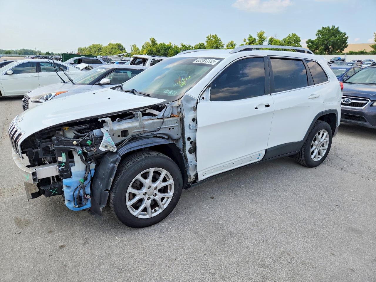 2017 Jeep Cherokee Latitude, VIN 1C4PJLCB3HD216505 — Front end