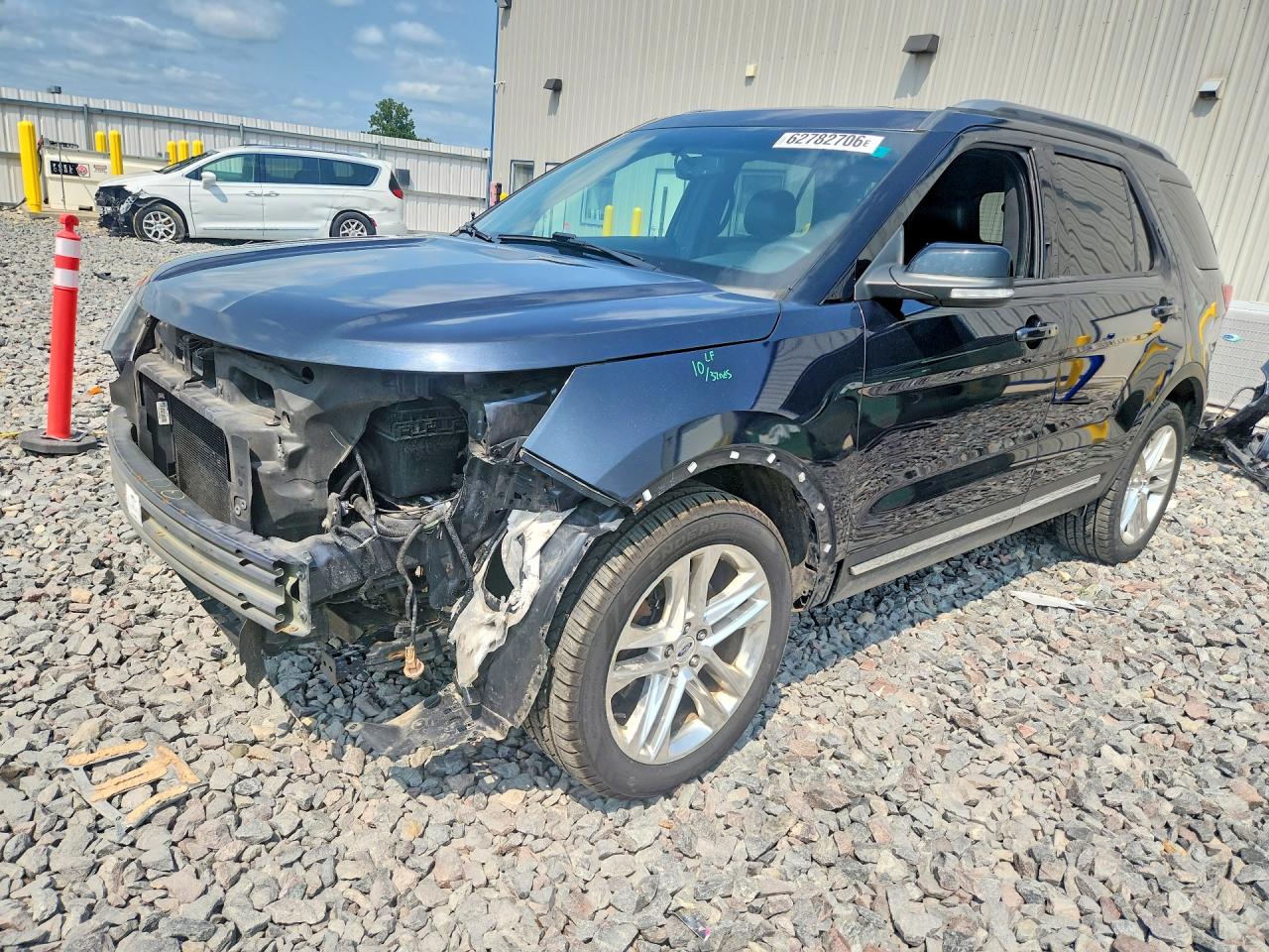 2017 Ford Explorer XLT, VIN 1FM5K8D8XHGB60772 — Front end