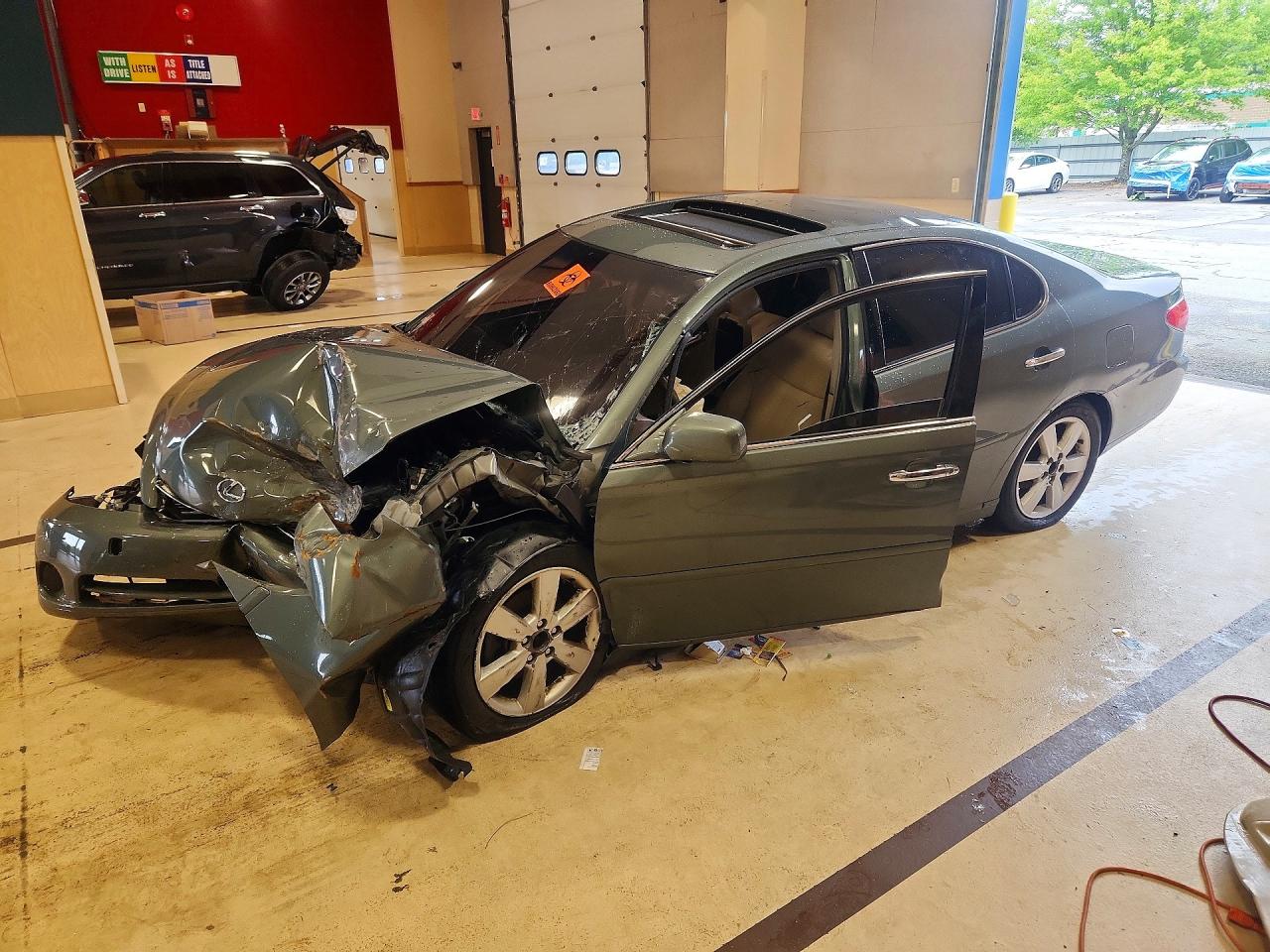 2005 Lexus ES 350, VIN JTHBA30G355056477 — Перед