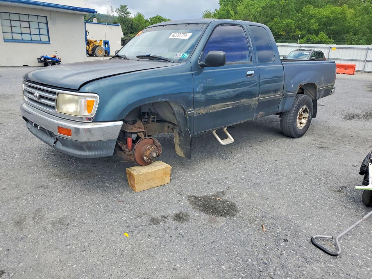 1995 Toyota T100 DX, VIN JT4VD22E2S0005105 — Undercarriage