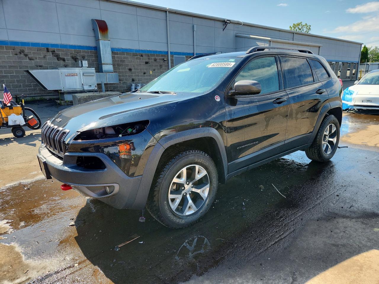 2015 Jeep Cherokee Trailhawk, VIN 1C4PJMBS5FW717257 — Front end